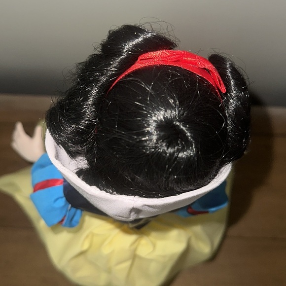 Walt Disney’s Snow White Limited Edition Porcelain Doll - Picture 4 of 7